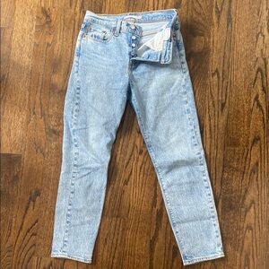 Levi’s Wedgie Cropped Light Wash Jeans - Size 25